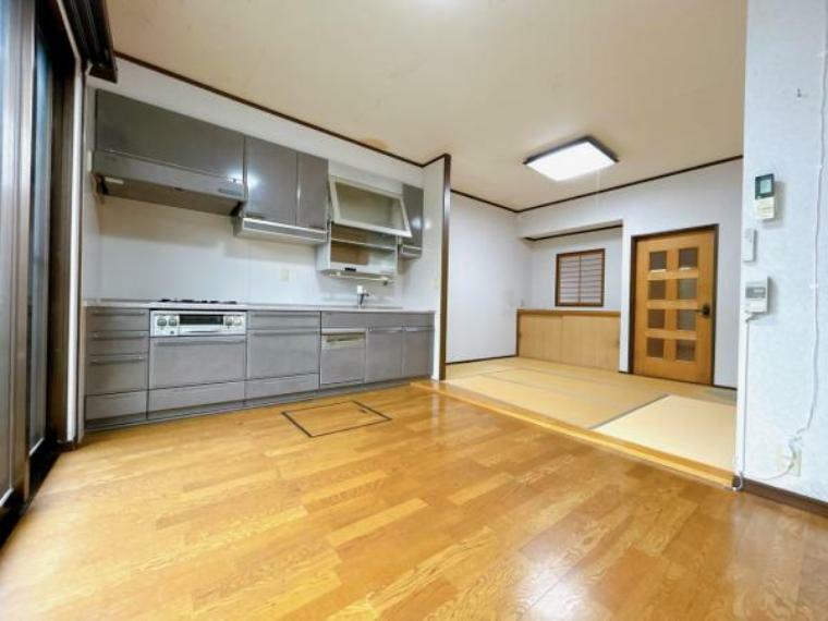居間・リビング キッチンには和室が併設されています。