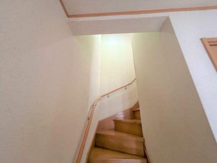 【内外装フルリフォーム中6/1更新】1階階段写真です。階段は手すり、ノンスリップを設置します。なだらかな勾配でご年配の方やお子様も安心して上っていただけます。上ってすぐに廊下なので動線もスムーズです。