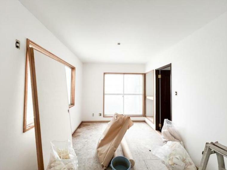（リフォーム中写真6/22撮影）1階和室は天井、壁のクロスを貼替し、畳を表替え・障子を貼替します。