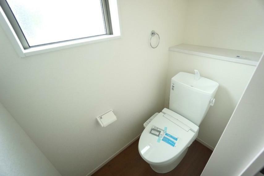 同仕様写真（内観） 同仕様写真。ウォシュレット付トイレです。節水機能もあるので、安心して使えますね。もちろん、1階2階の2ヶ所にトイレがあるので、忙しい朝にもゆとりができますね。