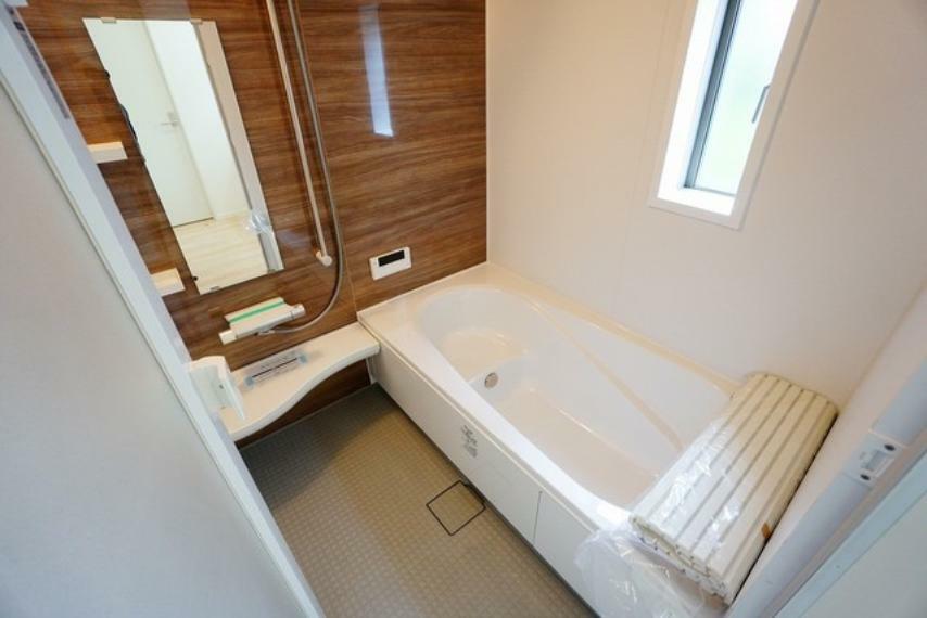 同仕様写真（内観） 同仕様写真。半身浴ができるベンチスペースがあり、節水にも効果を発揮します。1坪サイズなので、ゆったりとご入浴ができます。浴室乾燥機付きです。
