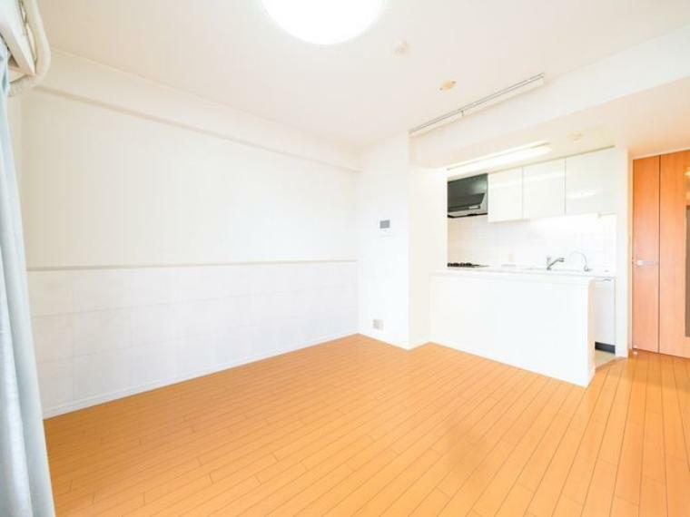 居間・リビング LDK※画像はCGにより家具等の削除、床・壁紙等を加工した空室イメージです。