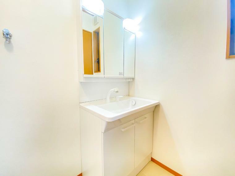 洗面化粧台 洗面所は小さなプライベートスペース。歯磨き、洗顔と毎日施す個人空間。小窓も設置して、熱気などを開放して、爽やかなスペースになるように設計されています。