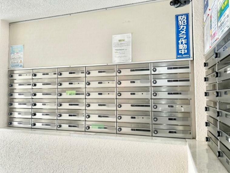 郵便受け 鍵付きのポストですので大切なプライバシーが守られて安心です。また、防犯対策だけでなく、玄関回りを演出するシンプルなデザイン。