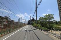 敷地北側の前面道路。道路を挟んで阪急神戸線が走っています。