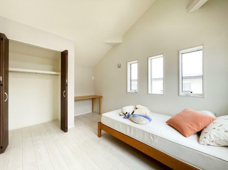 寝室 勾配天井を採用して開放感をプラス。2面採光で明るく風通しも良好です。