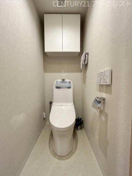 収納付の温水洗浄便座付きトイレです