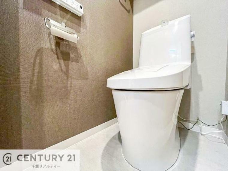 清潔感のある色味のお手洗いです！さわやかでスッキリする空間です！<BR/>白を基調としているので、お手入れがしやすいトイレですね！