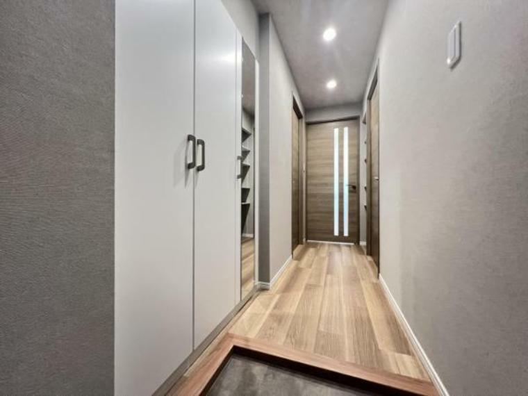 散らかりがちな玄関スペースはトールサイズの下足収納を完備でいつでもスッキリとした空間を保てます！