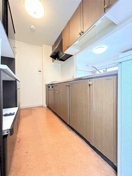 キッチン 【キッチン】対面式のキッチンです。背面には冷蔵庫や食器棚を置くスペースもございます。