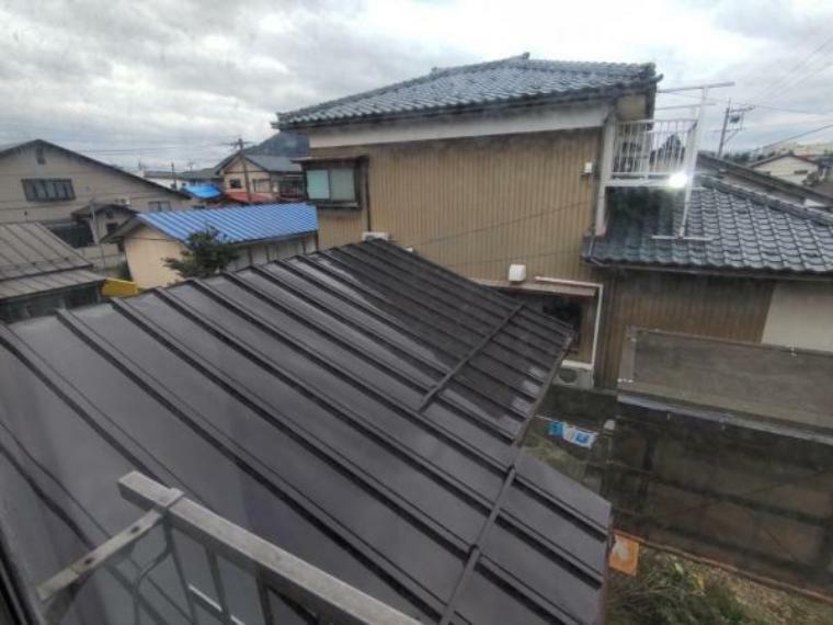 構造・工法・仕様 【リフォーム済/屋根/6月入居可】屋根はしっかりと補修を行い塗装を施しました。黒が家全体の印象を引き締めてくれています。