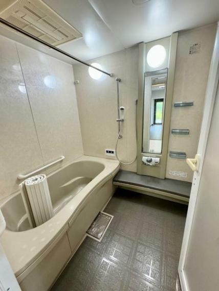 浴室 1618サイズ1坪以上タイプの広いユニットバスはマンションではめずらしい広めサイズです。ガス浴室暖房乾燥機カワック付です。