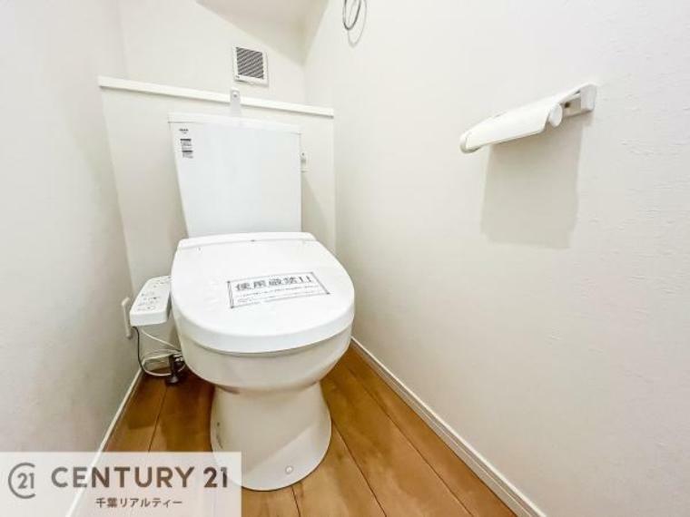 清潔感のある色味のお手洗いです！さわやかでスッキリする空間です！<BR/>白を基調としているので、お手入れがしやすいトイレですね！