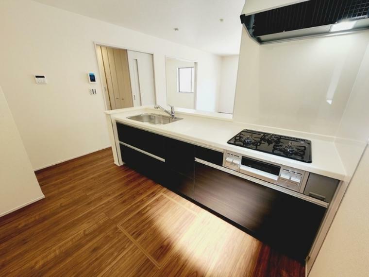 キッチン 吊戸棚で視界を遮らず、パノラマ感を重視したタイプのキッチンスペース。