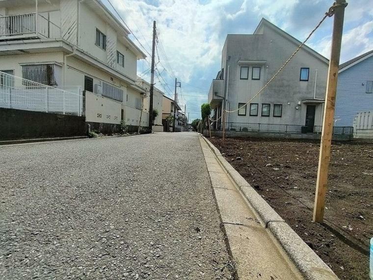 現況写真 安心して暮らすことのできる住宅街。　住宅地の道路は一般に交通量が少なく車などの騒音が少ないため、住民にとって静かな生活環境が提供されます。