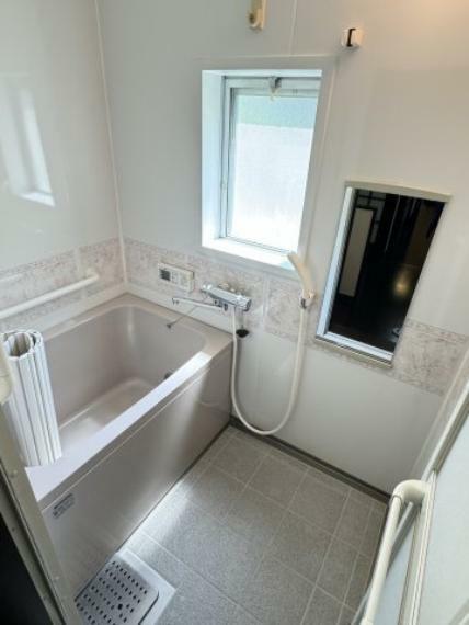 浴室 浴室は平成20年12月にリフォームが施されております。元々の窓に加えて、浴室乾燥暖房機、追い炊き機能付きです。