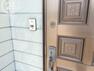 玄関 ピッキング犯罪を防止する防犯型玄関錠です。玄関にはディンプルキータイプの鍵を、さらにバールなどでこじ開けられにくい鎌デッド錠やサムターン回し防止タイプを採用しています。