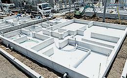 構造・工法・仕様 3.基礎 より丈夫な基礎を築く為、建物の荷重を地盤へ伝える「ベタ基礎」工法を採用しています