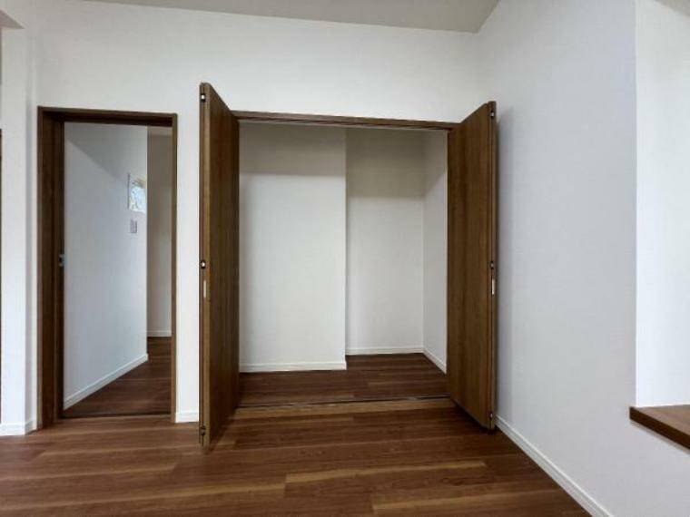 リビングにいつでもお部屋をスッキリお使い頂ける収納スペースを設置。