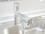 【同仕様写真】交換するキッチンの水栓金具はノズルが伸びてシンクのお手入れもラクラクです。水栓本体には浄水機能が内蔵されていて、おいしいお水をつくります。