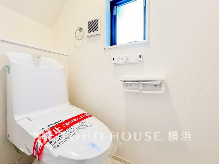 トイレ トイレはシンプルにホワイトで統一。多機能型の温水洗浄付きトイレを標準設置しています。