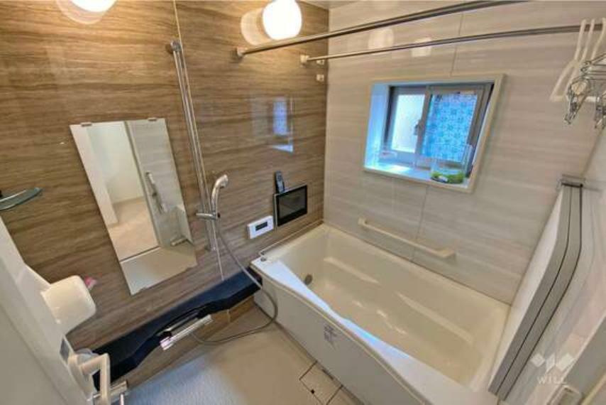浴室 浴室テレビが備わった、窓付きのバスルーム（1418サイズ）。換気がし易いです。カワック・サーモバス・サーモフロア・強制循環式追焚き機能付オートバスなど。