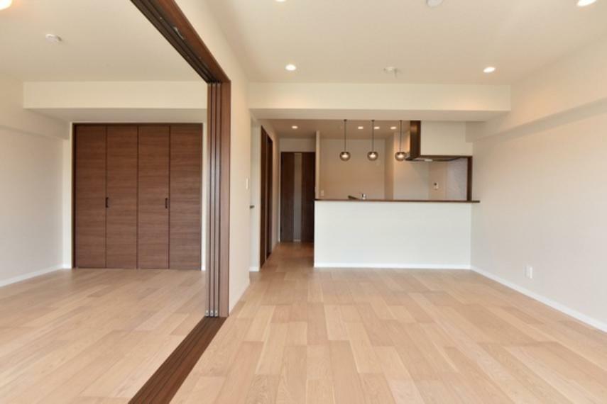 居間・リビング LDKは洋室と一体利用でより広々とした空間になります。ライフスタイルに合わせてお使いください。
