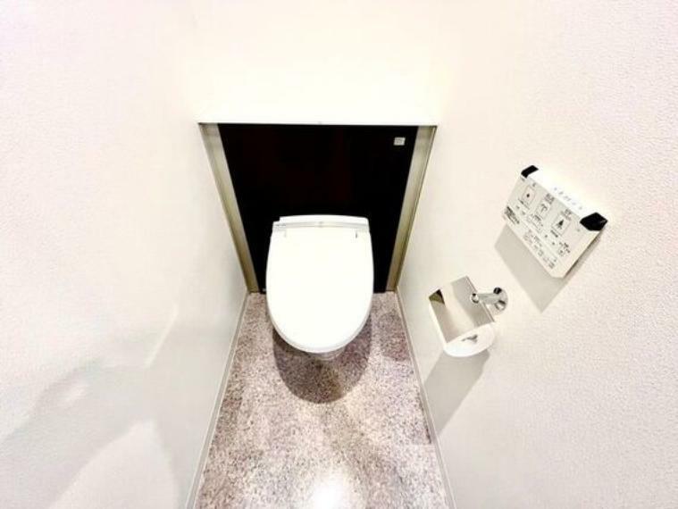 トイレ 美しく高機能なタンクレスタイプを採用。落ち着いた雰囲気のリラックス空間。