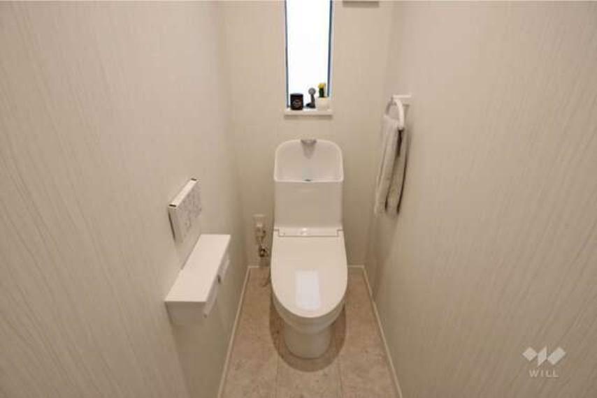 トイレ 2階トイレ。1階と2階とにそれぞれございます。温水洗浄機能付き便座ですので、快適に使えます！