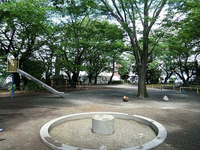 公園 中和田公園 春は満開の桜、夏は木洩れ日のさす中和田公園は、地域の人々の憩いの場所になっています。