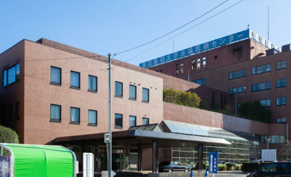 病院 現地から5161m～5480m。　東京医大茨城医療センター　先進医療・救急医療を推進し、地域の基幹病院としての役割を果たしています。（西側入口より）