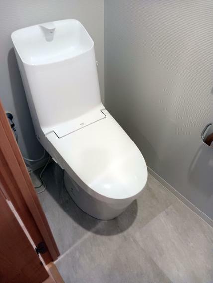 トイレ 操作簡単のパネル式ウォシュレットタイプ