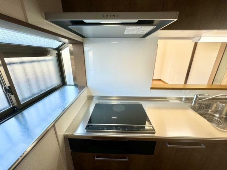 キッチン 3口IHコンロで調理の幅が広がり、掃除も楽々。窓があるので明るいキッチンになります。