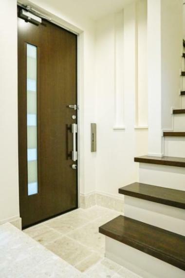 玄関 高いデザイン性を持つ玄関は、安らぎに満ちた生活空間を予感させてくれます。