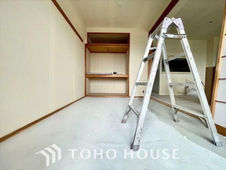 【Japanese-room】一つ一つの蒼い畳の目は太陽の光を受け、その採光が写し出す反射と陰影のもたらすもの-それはそこはかとなく荘厳で優しさに包まれた空間に変化している事に気付かされる。