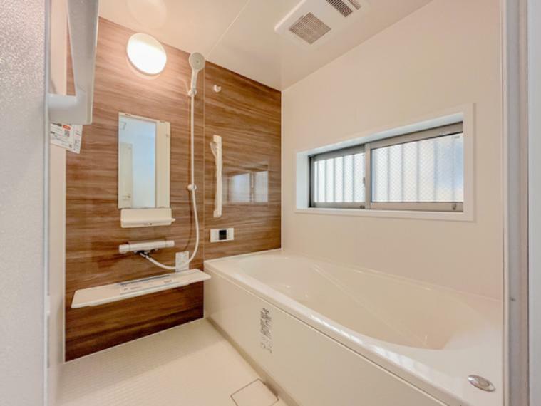 浴室 大きな浴槽と木目調の内装が、疲れた体を癒します。