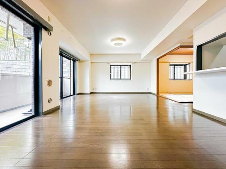 居間・リビング 広々としたLDKは、開放的な雰囲気で住まう人の暮らしをワンランク上に導いてくれる、そんな期待に満ちた住空間です。室内（2024年3月7日）撮影