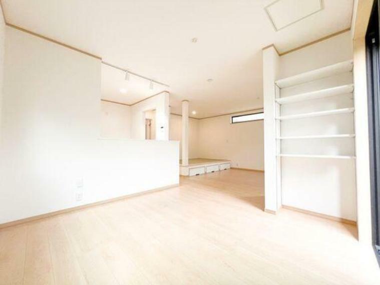 居間・リビング LDKは清潔感溢れるホワイトで統一されており、太陽の光を反射し、いつも室内を明るく保つことができます。