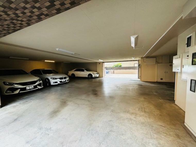 駐車場 愛車を雨風から守れる階下の駐車場です。最新の空き状況等はお問い合わせください。