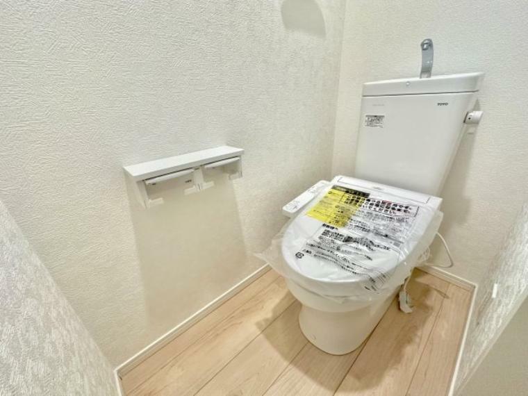 トイレ 【2号棟】節水性能の高いトイレはもちろんウォシュレット付き 便器のフチがないタイプなので、お掃除もサッとひと拭きでOK！