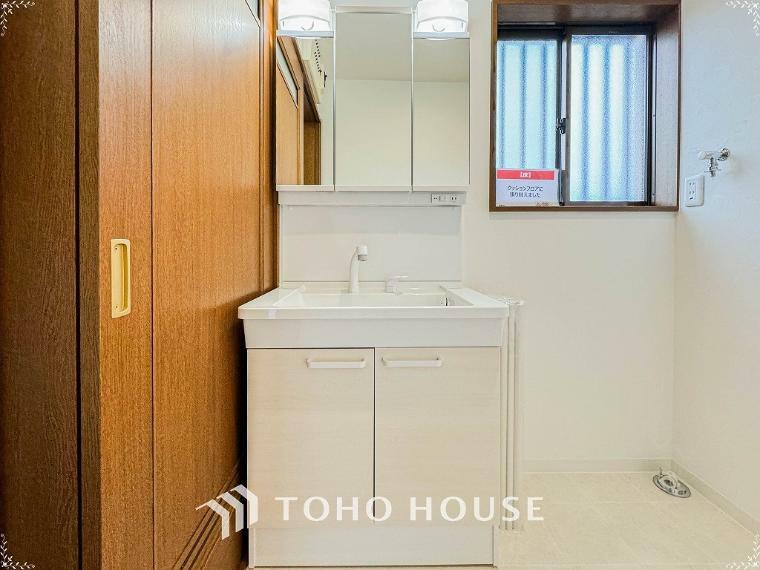 洗面化粧台 小窓が設置され、湿気がこもりやすい室内の換気・採光に配慮されています。