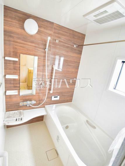 浴室はランドリーパイプ浴室　【府中市若松町1丁目】  浴室はランドリーパイプ付きで、雨の日もお洗濯物を干せて便利です。　