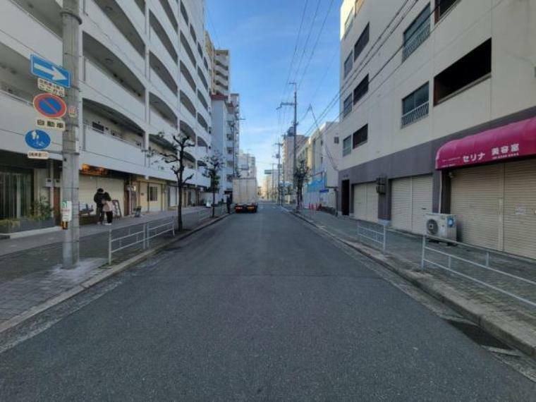 現況写真 前面道路は歩道も整備され、小さなお子様にも安心