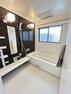 浴室 ユニットバスはTOTO製の1620サイズのものになります。床は足裏にやさしい柔らかい素材になっておりますので、ぜひ現地でご確認ください。