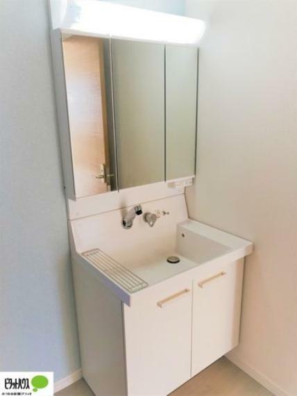 同仕様写真（内観） 施工例写真:大きな鏡で見やすい洗面化粧台