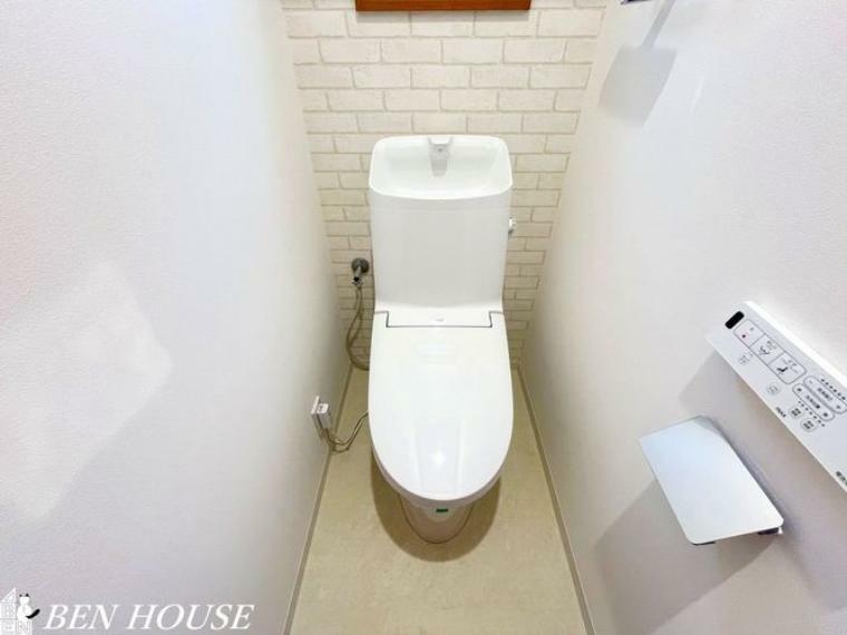 シャワートイレ・快適なトイレタイムに欠かせない温水洗浄便座つきトイレ。各階に設置しているので、慌ただしい時間帯も安心です。