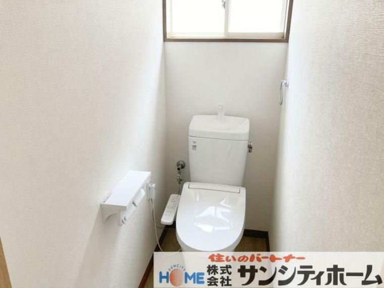 トイレ 明るく清潔感あふれる洗浄機能付きのトイレです。