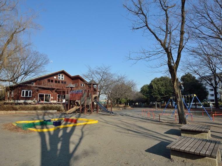 公園 神大寺中央公園（ログハウスもあり、体を使って思いっきり遊べます。遊びを通して想像力や協調性を育みます。）