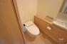トイレ トイレはタンクレス式の節水・節電トイレを採用。空間を広く使えて、お掃除も簡単です。