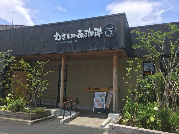 むさしの森珈琲六ッ川店（パスタやパンケーキ、モーニングメニューも提供するカフェチェーン。木と緑を基調とするナチュラルモダンな店内にボックス席を完備。ゆったりと寛げる落ち着いた店内です。）